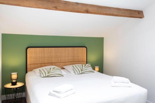 - une chambre avec 2 lits et un mur vert dans l'établissement C12 - 2 BDR Duplex in Mougins - 2 Parking spaces, AC, Balcony & Pool, à Mougins