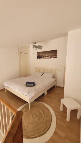 - un grand lit dans une chambre avec un tapis dans l'établissement VILLA GEORGIA, à Nice