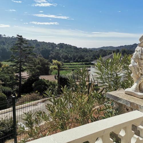 une vue depuis le balcon d'une maison dans l'établissement Appartements avec terrasses, plancha, wifi, climatisation ,proche de la mer, au Pradet