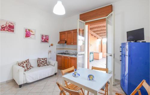 una sala de estar con un sofá y una mesa en Nice Home In Marina Di Modica With Wifi, en Marina di Modica
