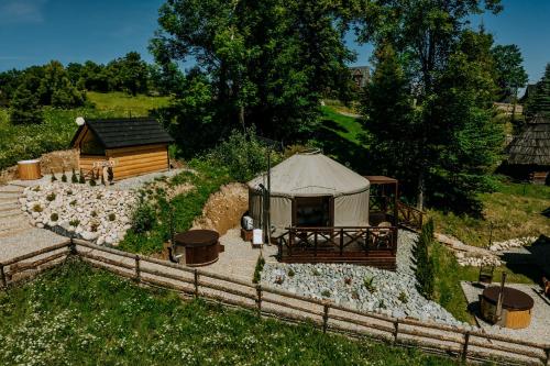 Κήπος έξω από το Jurta na Wypasie - luksusowy namiot z widokiem na góry - Jacuzzi, Sauna, Split AC, Private, Star View