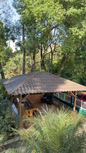 Taman di luar Casa das Bromélias- 2 Quartos climatizados -Casa com Quiosque em meio à natureza!