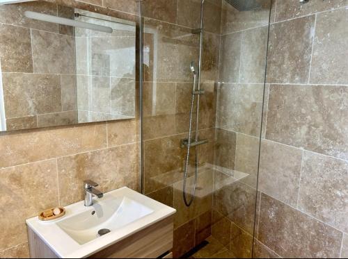 une salle de bain avec un lavabo et une douche en verre dans l'établissement Charmant appartement près de la place des Lices, à Saint-Tropez