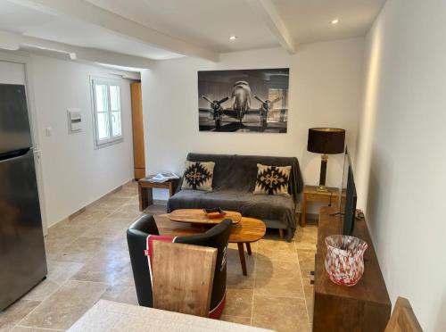 un salon avec un canapé et une table dans l'établissement Charmant appartement près de la place des Lices, à Saint-Tropez