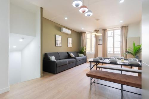 un salon avec un canapé et une table dans l'établissement Vieux-Port Gare St Charles le Massilia, à Marseille