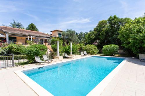 une piscine avec des chaises et une maison dans l'établissement C12 - 2 BDR Duplex in Mougins - 2 Parking spaces, AC, Balcony & Pool, à Mougins
