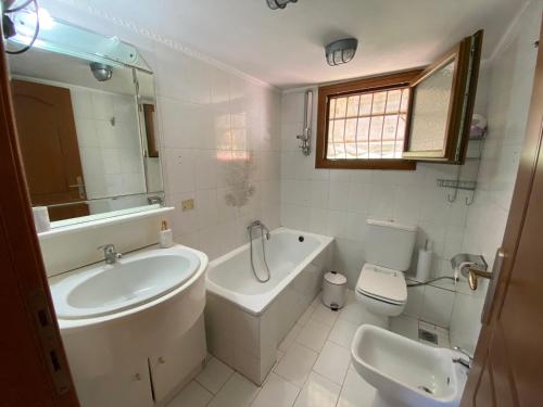 Koupelna v ubytování Yota's House