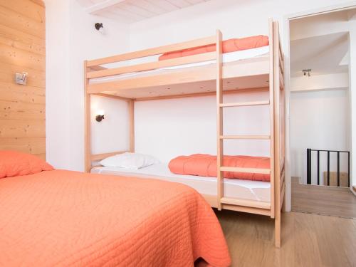 une chambre avec deux lits superposés et une échelle dans l'établissement Duplex 3 pièces au pied des pistes avec WiFi à Tignes - FR-1-449-70, à Tignes