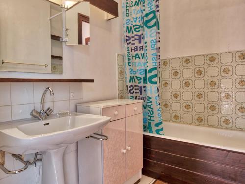 une salle de bain avec un lavabo, des toilettes et une baignoire dans l'établissement Appartement cosy à Notre-Dame-de-Bellecombe, piscine, skis aux pieds - FR-1-505-74, à Notre-Dame-de-Bellecombe