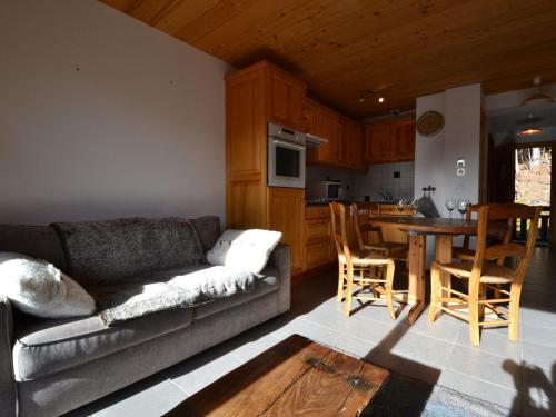 un salon avec un canapé et une table dans l'établissement Appartement chaleureux avec balcon et parking privatif - FR-1-505-116, à Notre-Dame-de-Bellecombe