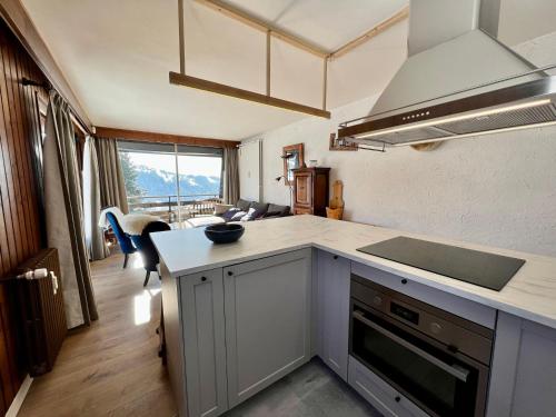une cuisine avec un évier et un plan de travail dans l'établissement Appartement proche des pistes avec piscine, tennis et WiFi - FR-1-505-127, à Notre-Dame-de-Bellecombe