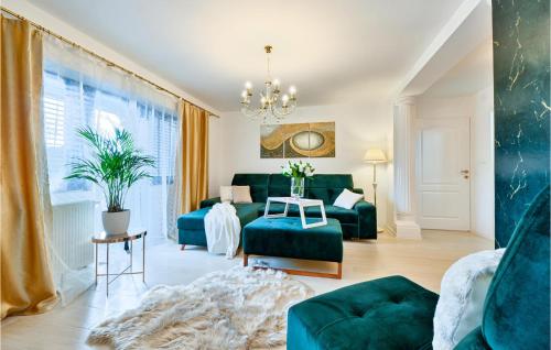 un soggiorno con un divano e un tavolo di Pet Friendly Home In Varazdin Breg a Varaždin Breg