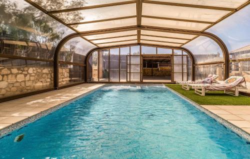 Πισίνα στο ή κοντά στο Lovely Home In Salar With Kitchen
