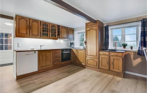Una cocina o cocineta en Beautiful Apartment In Højer With Wifi