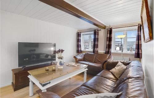 TV a/nebo společenská místnost v ubytování Beautiful Apartment In Højer With Wifi