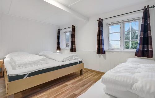 Una cama o camas en una habitación de Beautiful Apartment In Højer With Wifi
