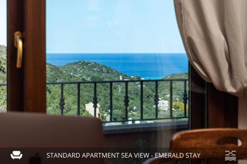 una finestra con vista sull'oceano di Homey Experience - Emerald Valley Sea View a Porto Cervo
