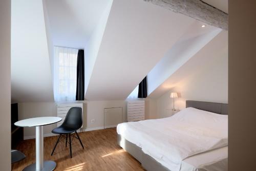 
Ein Bett oder Betten in einem Zimmer der Unterkunft Hotel Hine Adon Fribourg
