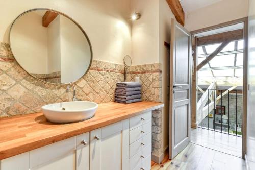 une salle de bain avec un lavabo et un miroir dans l'établissement Loft centre-ville Parking, clim, wifi, à Carcassonne