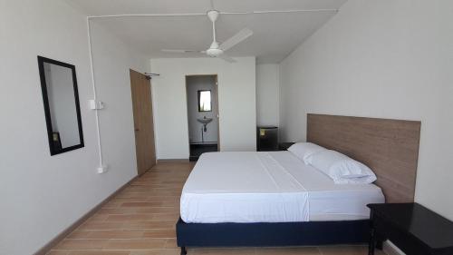 Una cama o camas en una habitación de Panamerican Hostel