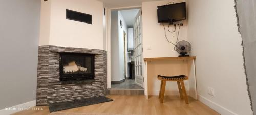 - un salon avec une cheminée en briques et une chaise dans l'établissement Jolie studio, à Argenteuil