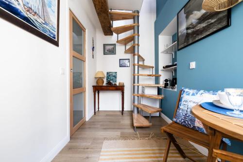 Habitación con paredes azules y escalera de caracol. en La Sanverine beautiful renovated duplex - historic center Vence, en Vence