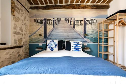 une chambre avec un lit et une fresque murale dans l'établissement La Sanverine beautiful renovated duplex - historic center Vence, à Vence