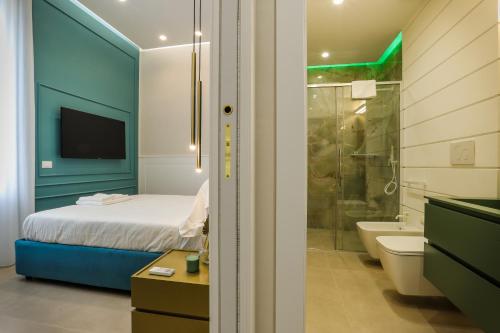 une chambre avec un lit et une salle de bain avec douche dans l'établissement Conte Relais Suite, à Naples
