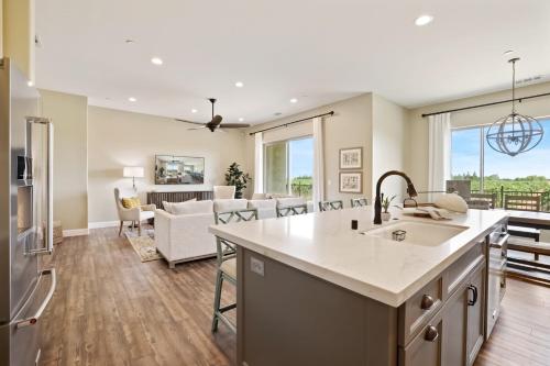 an open kitchen and living room with a kitchen island at Artigas in Lodi