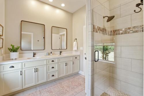 a bathroom with two sinks and a shower at Artigas in Lodi