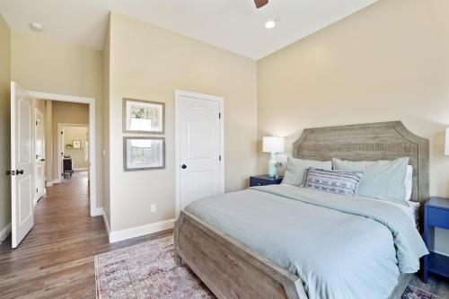 a bedroom with a large bed with a wooden headboard at Artigas in Lodi
