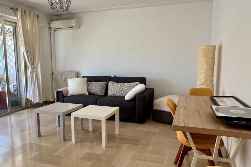 un salon avec un canapé et une table dans l'établissement Antibes Carré d'or STD BASTION vue Mer, à Antibes