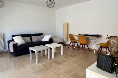 un salon avec un canapé et une table dans l'établissement Antibes Carré d'or STD BASTION vue Mer, à Antibes