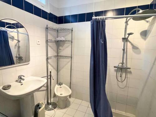 une salle de bain avec un lavabo, une douche et des toilettes dans l'établissement LOUSTALOT2 Appartement en rez de jardin pour 6 personnes, à Soorts-Hossegor
