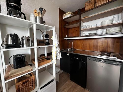 une cuisine avec un évier et un lave-vaisselle dans l'établissement Studio confortable pour 2 personnes aux Menuires - FR-1-452-158, aux Menuires