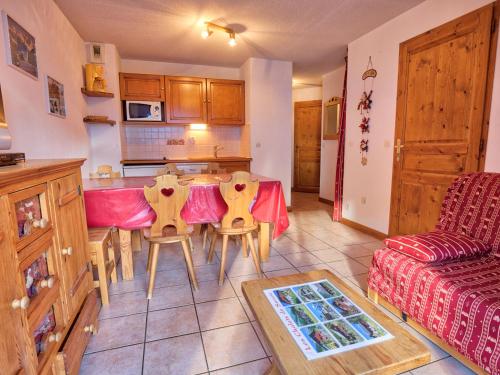 une cuisine et un salon avec une table et des chaises dans l'établissement Appartement typique au pied des pistes avec balcon, Wi-Fi, parking - FR-1-505-45, à Notre-Dame-de-Bellecombe