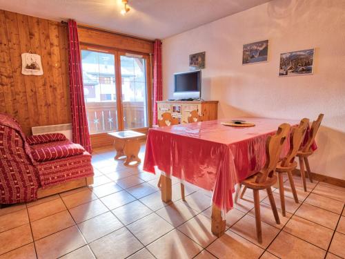 Appartement typique au pied des pistes avec balcon, Wi-Fi, parking - FR-1-505-45