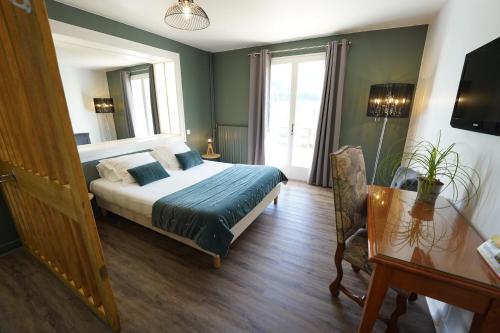 Postel nebo postele na pokoji v ubytování Logis Hôtel Le Griou