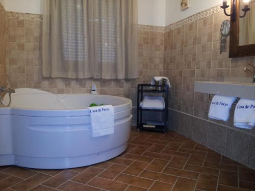 a bathroom with a tub and a sink at Casa Rural con jacuzzi y pista de padel - Casa de Pacas in Bolaños de Calatrava