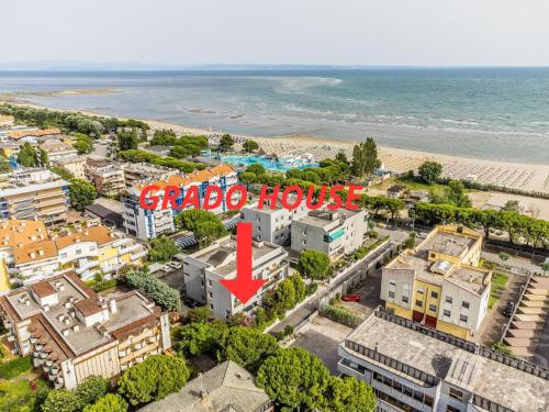 an aerial view of a city with a red sign that reads galo house at GRADO HOUSE-Garden & Hydromassage-Sea-Free Parking in Grado