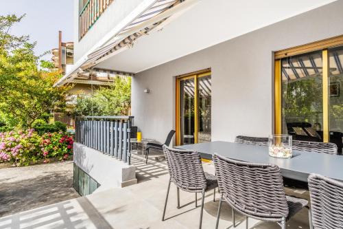 an outdoor patio with a table and chairs at GRADO HOUSE-Garden & Hydromassage-Sea-Free Parking in Grado