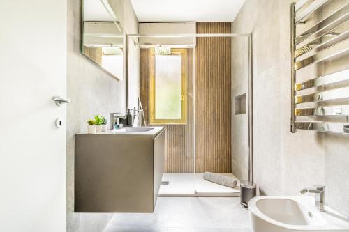 a bathroom with a sink and a mirror at GRADO HOUSE-Garden & Hydromassage-Sea-Free Parking in Grado