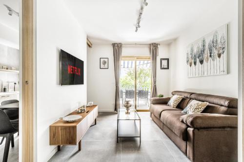 a living room with a couch and a table at GRADO HOUSE-Garden & Hydromassage-Sea-Free Parking in Grado