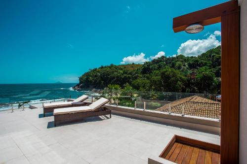 a balcony with a view of the ocean at Residencial Marina Del Sol in Pauba