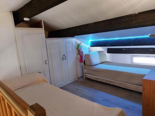 une chambre avec un lit, un canapé et une fenêtre dans l'établissement Argelès 50 m plage, vue mer, à Argelès-sur-Mer