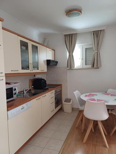 Kuchyňa alebo kuchynka v ubytovaní Apartman SARA GALILEO BLIZU PLAZE