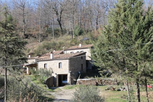una casa sul fianco di una collina di Case Vacanza S. Nicola a Viggianello