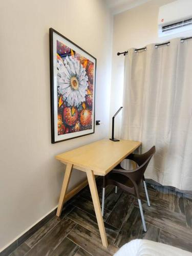 a desk with a lamp and a painting on a wall at Departamento con Terraza in La Paz