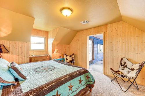 una camera con letto e un cane seduto su una sedia di Scenic Leakey Vacation Rental with Private Patio! a Leakey
