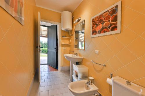 a bathroom with a sink and a toilet at Villino Lampone - Goelba in Lacona